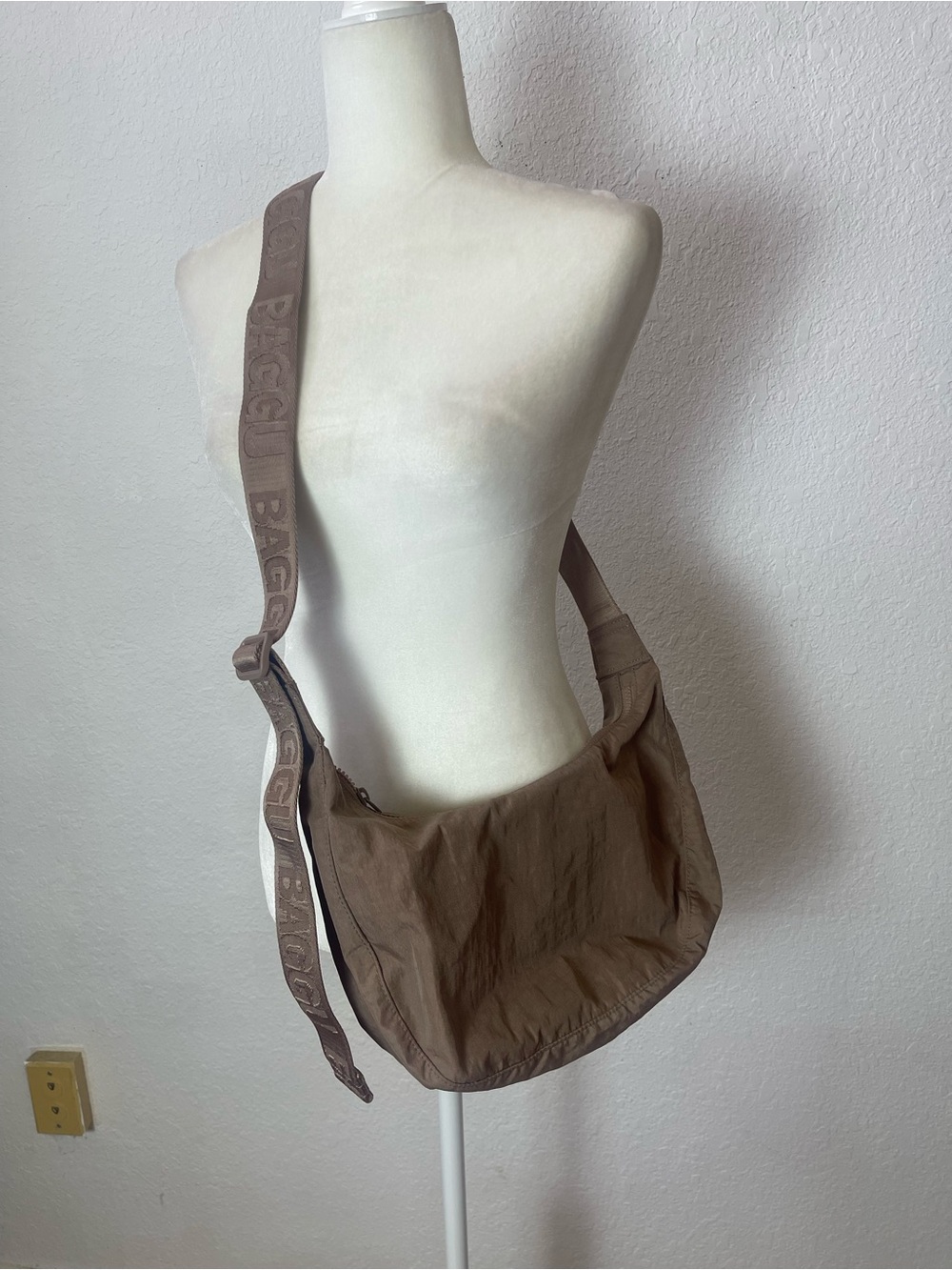 Baggu Medium Nylon Crescent Bag in Toasted Almond - Picture 9 of 10